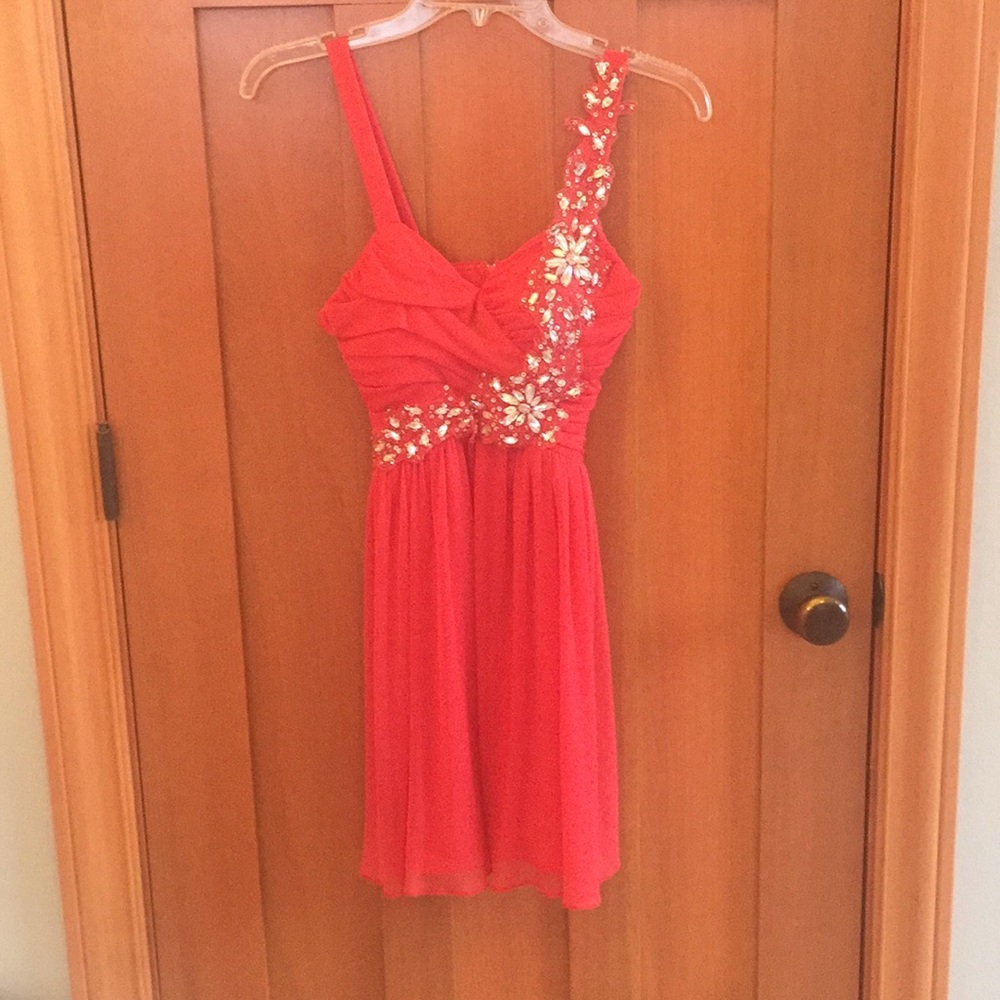 BEAUTIFUL red homecoming dress!!